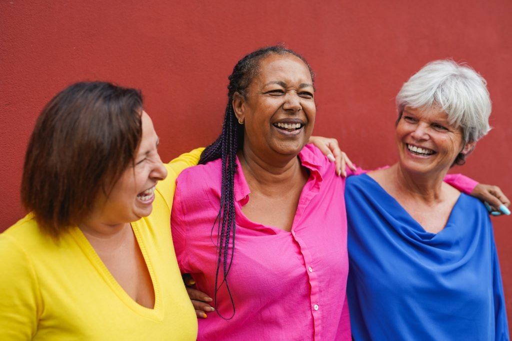 Mulheres maduras reunidas em um momento de convivência