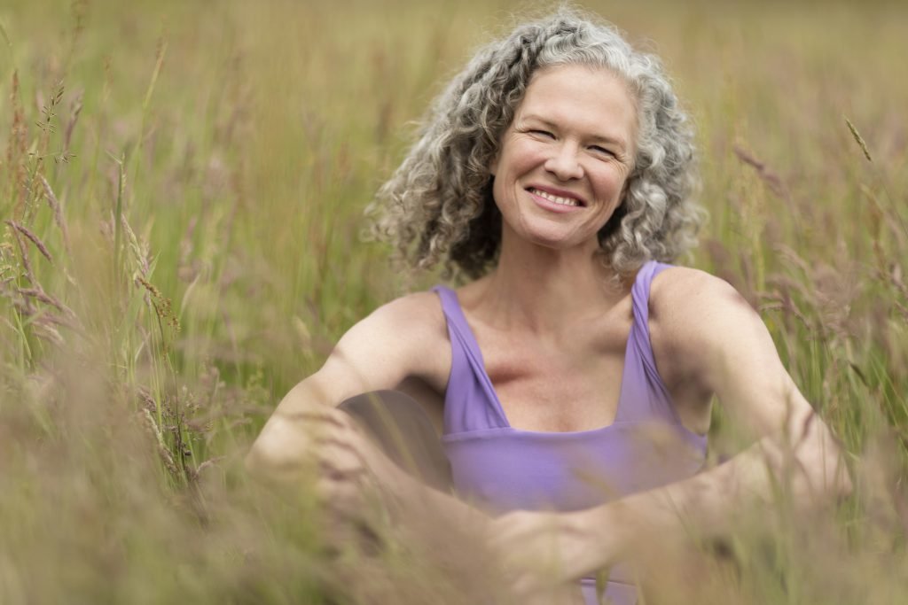 Mulher madura em um campo aberto